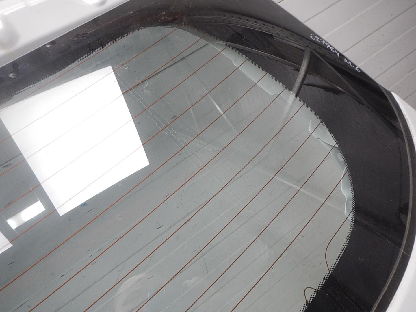 Стекло двери багажника