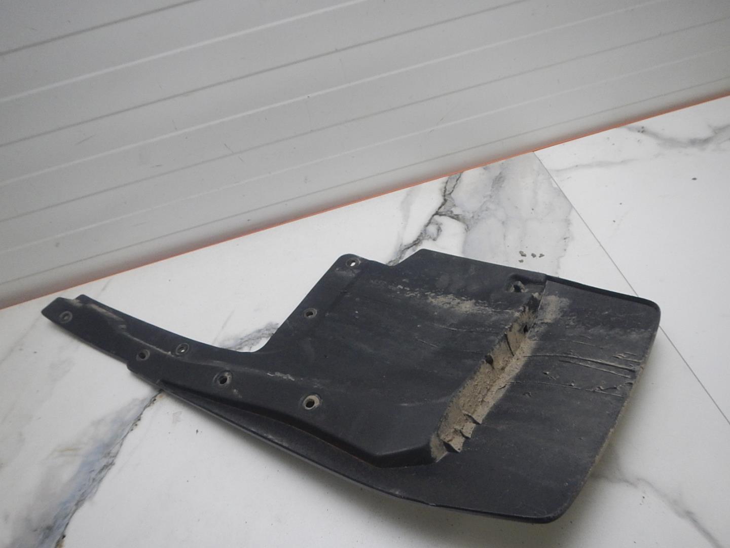 Брызговик задний правый