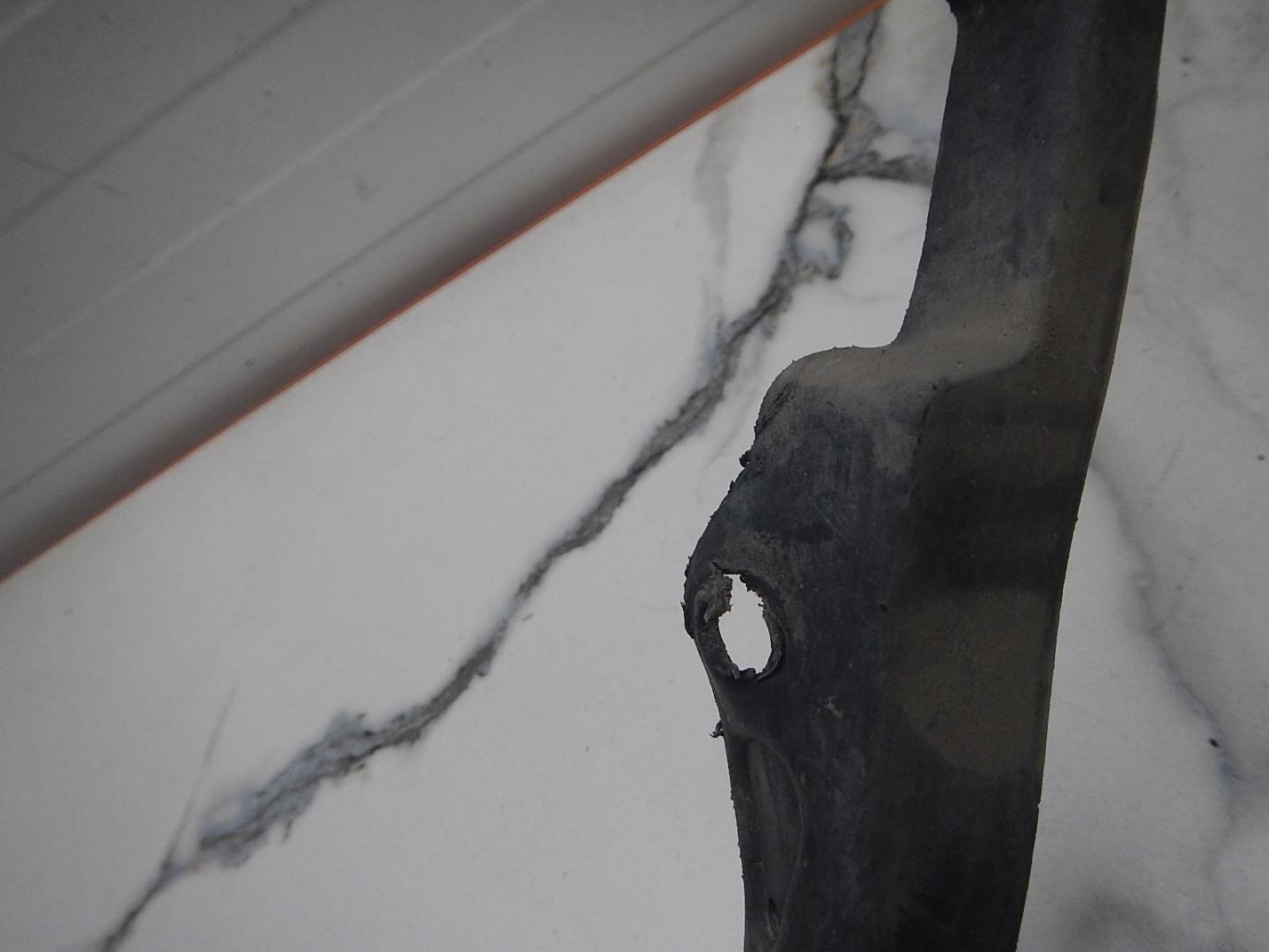 Брызговик передний левый