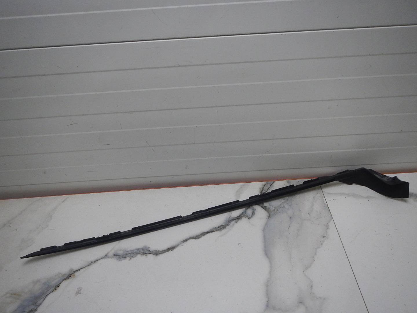 Молдинг лобового стекла