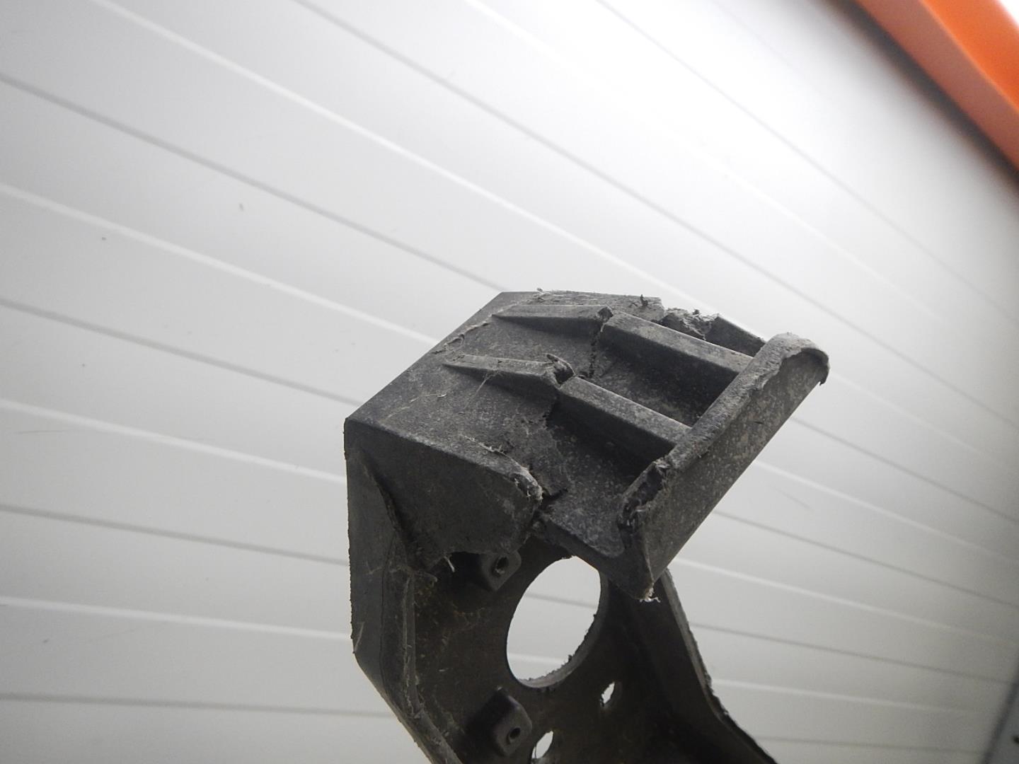 Усилитель заднего бампера