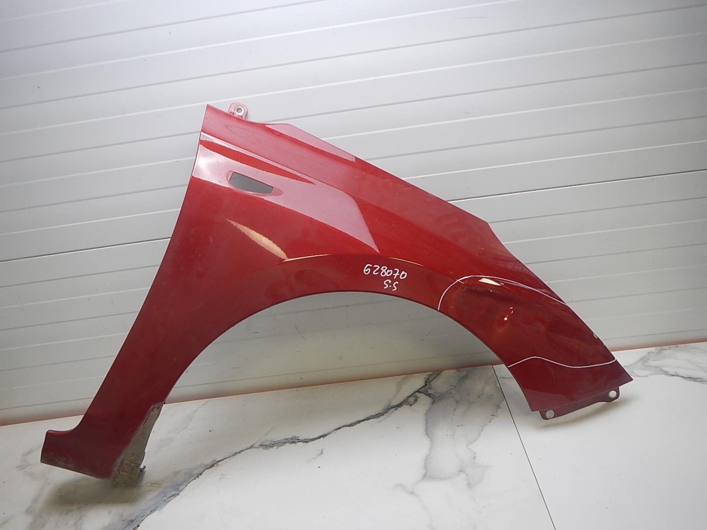 Крыло переднее правое