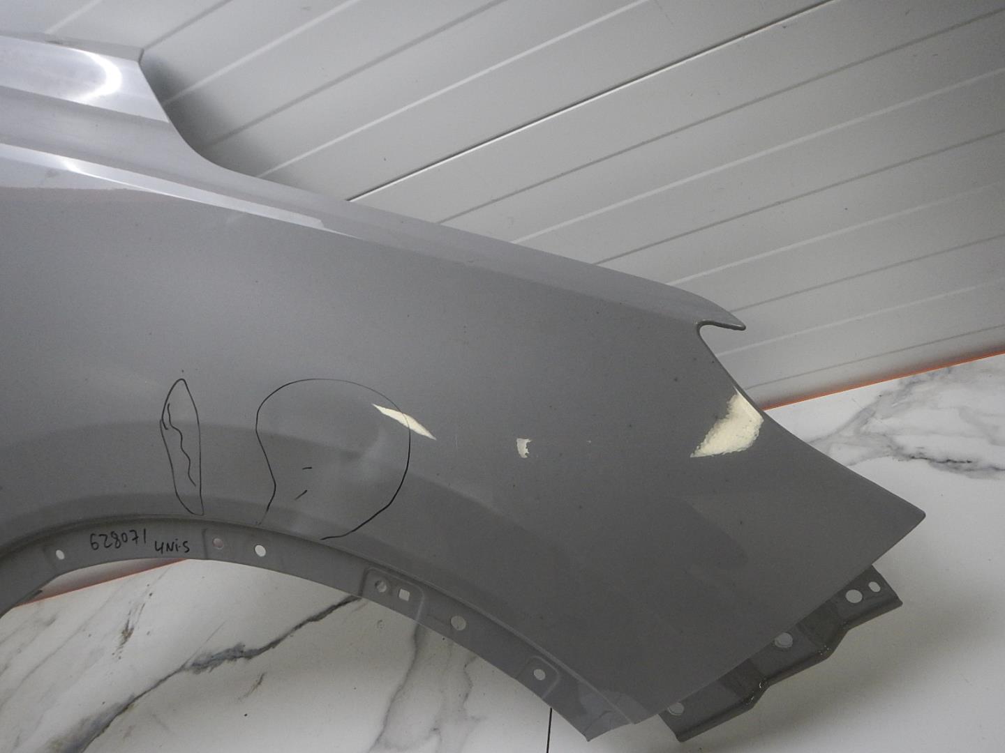 Крыло переднее правое