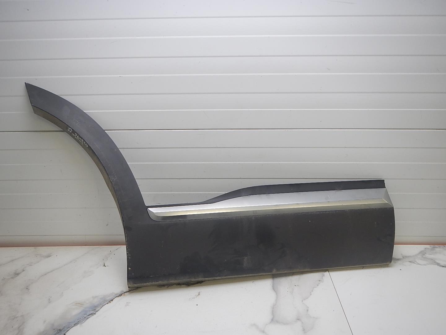 Молдинг передней левой двери