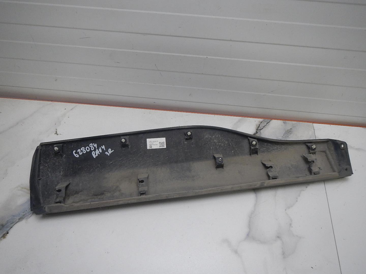 Молдинг задней правой двери