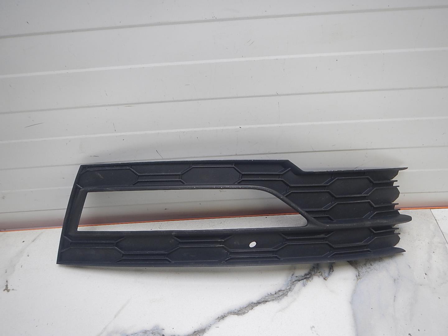 Решетка в бампер правая