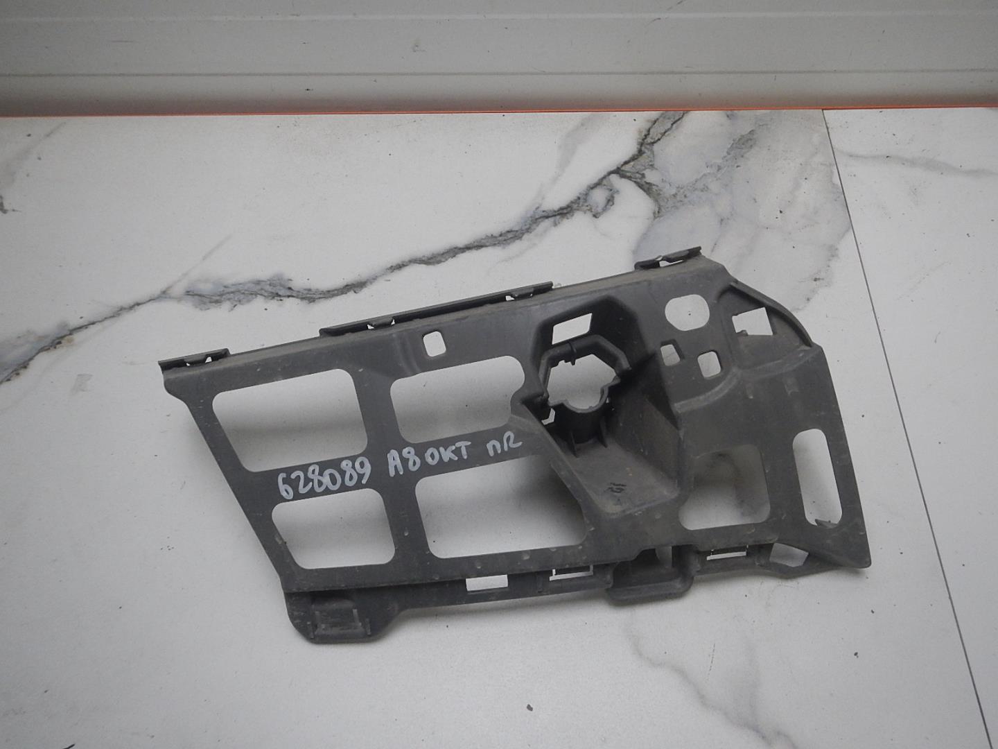 Кронштейн переднего бампера правый