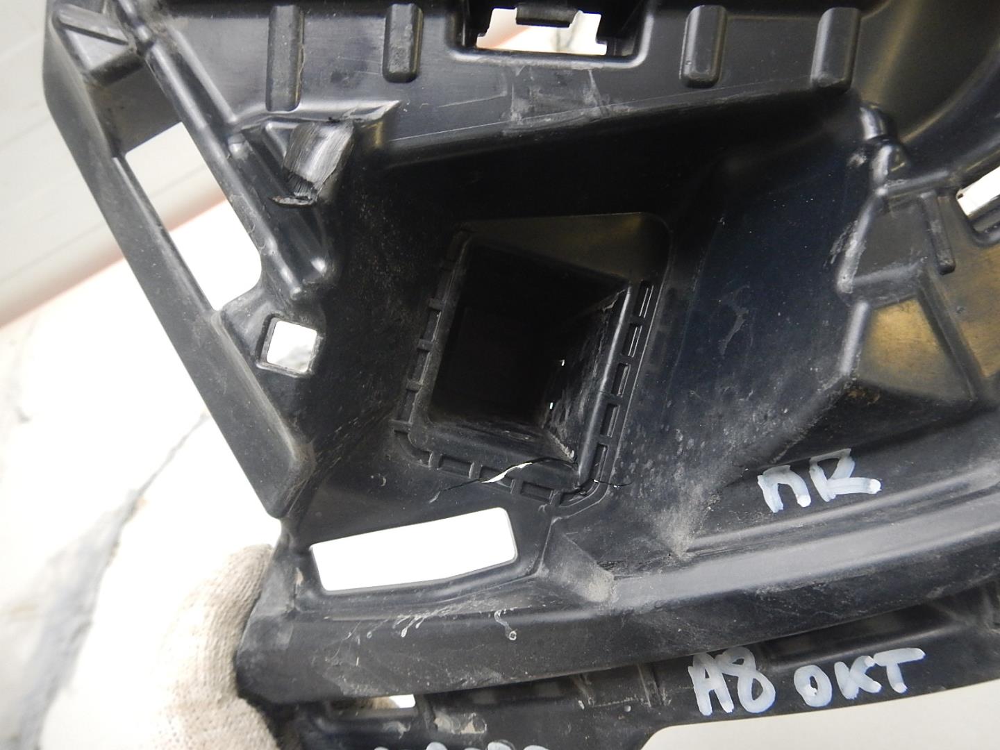 Кронштейн решетки радиатора