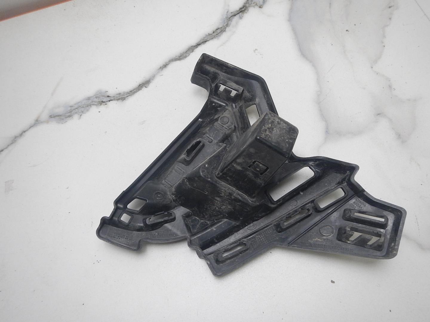 Кронштейн решетки радиатора