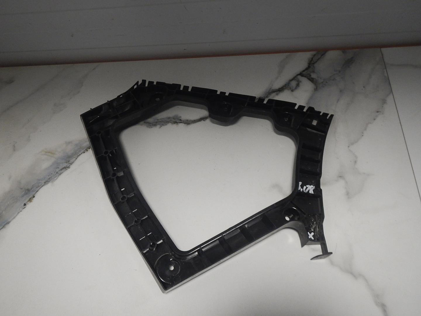 Кронштейн заднего бампера правый