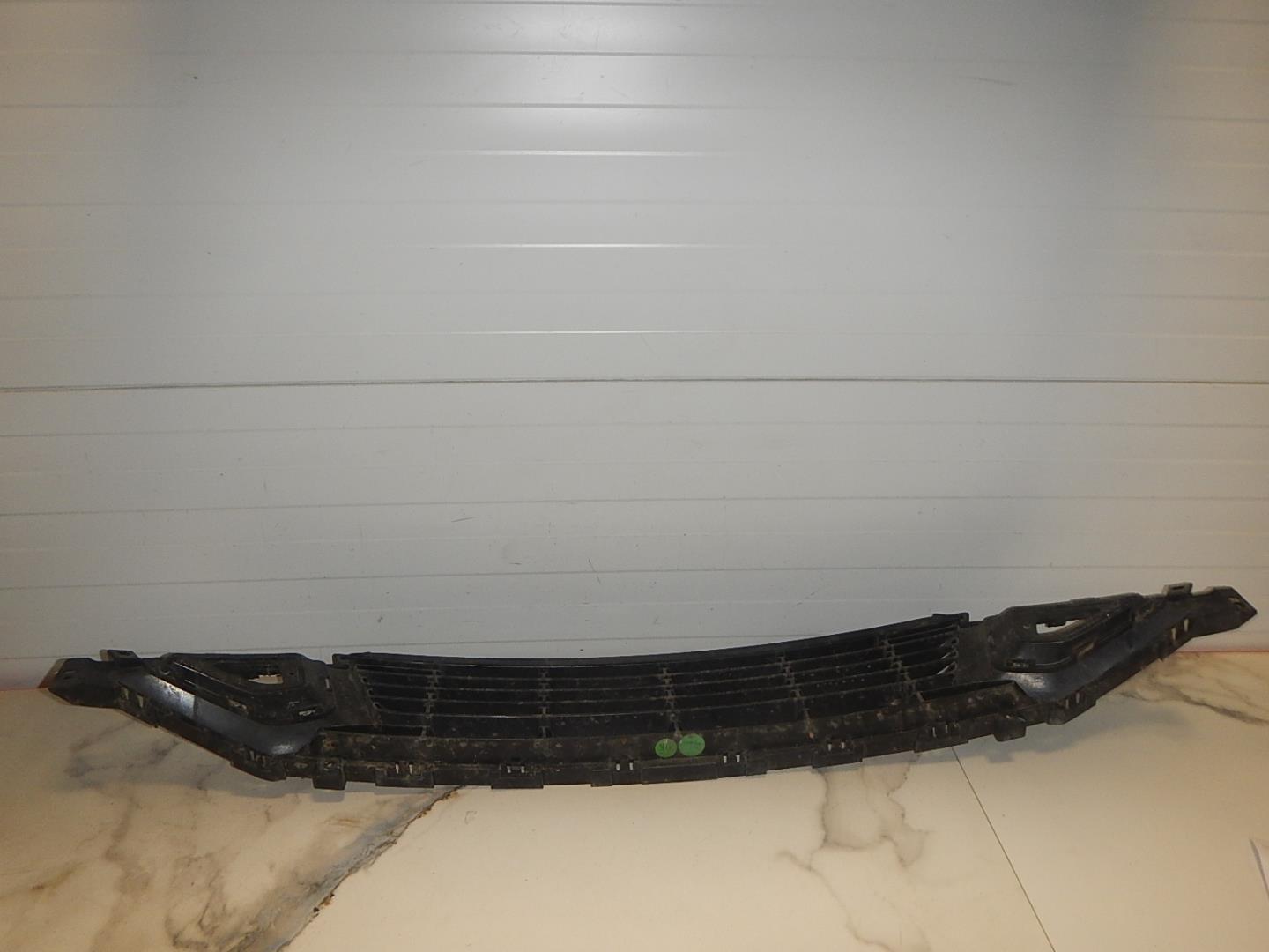 Решетка в бампер центральная