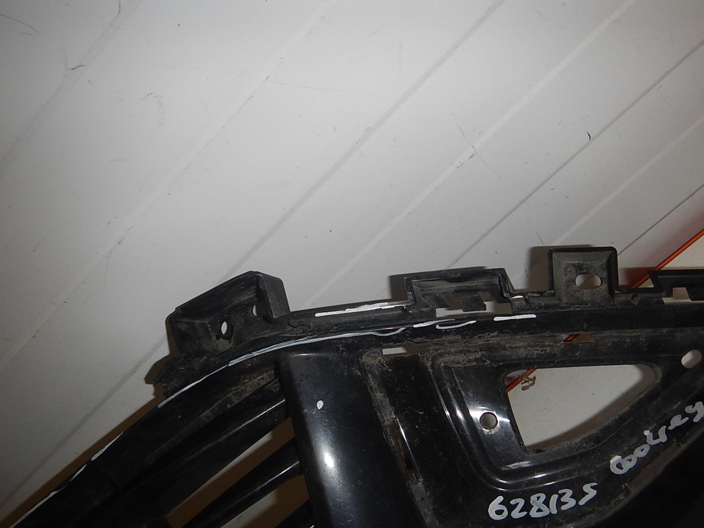 Решетка в бампер центральная