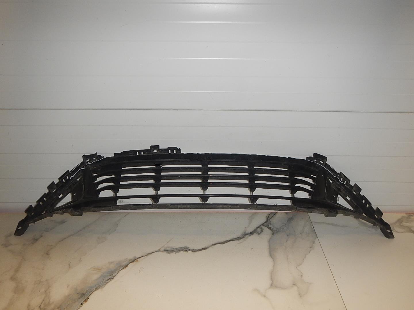 Решетка в бампер центральная