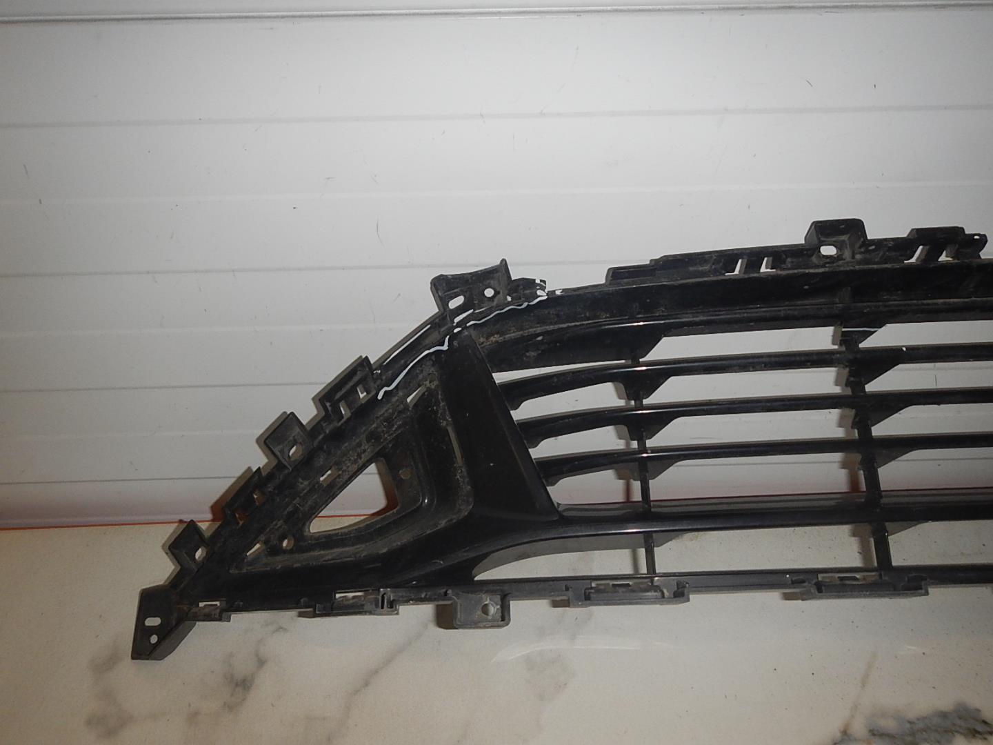 Решетка в бампер центральная