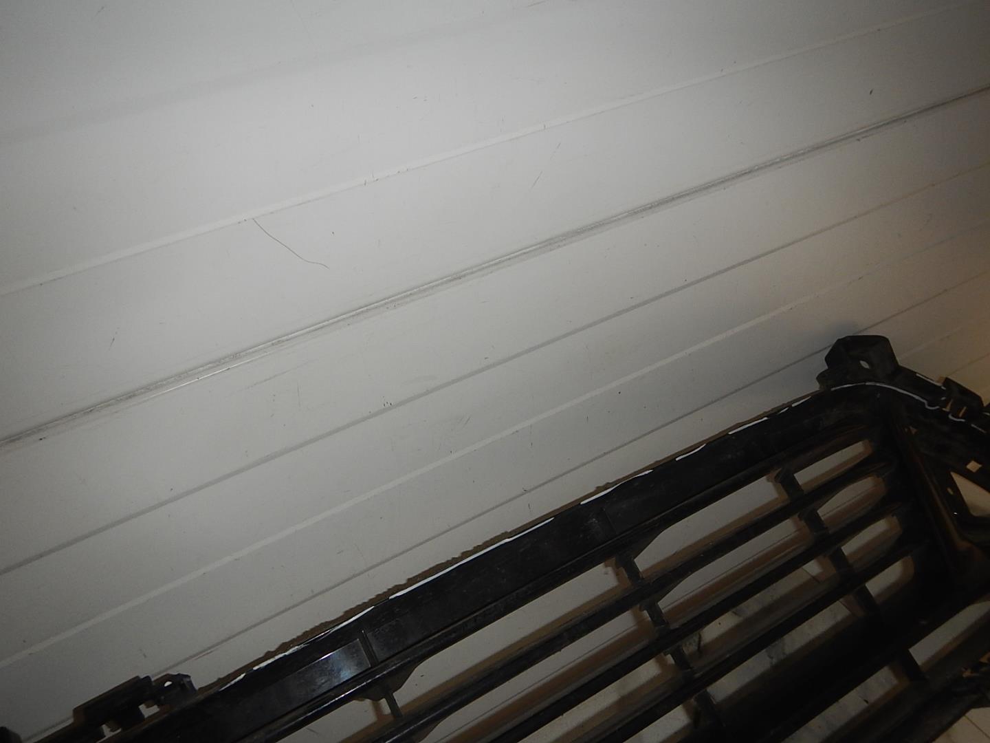 Решетка в бампер центральная