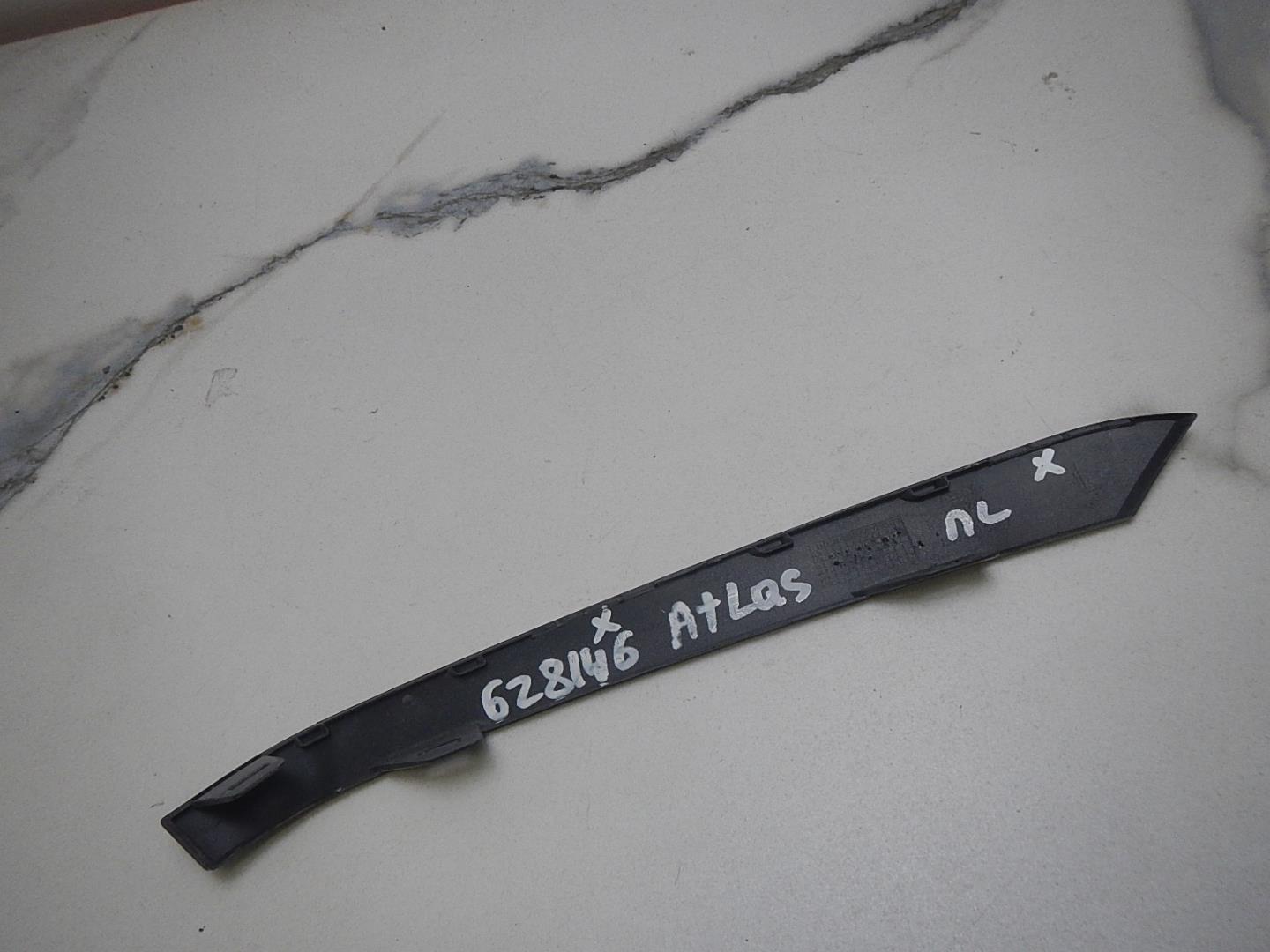 Молдинг переднего бампера левый