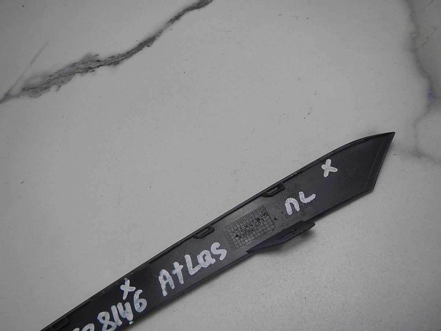 Молдинг переднего бампера левый