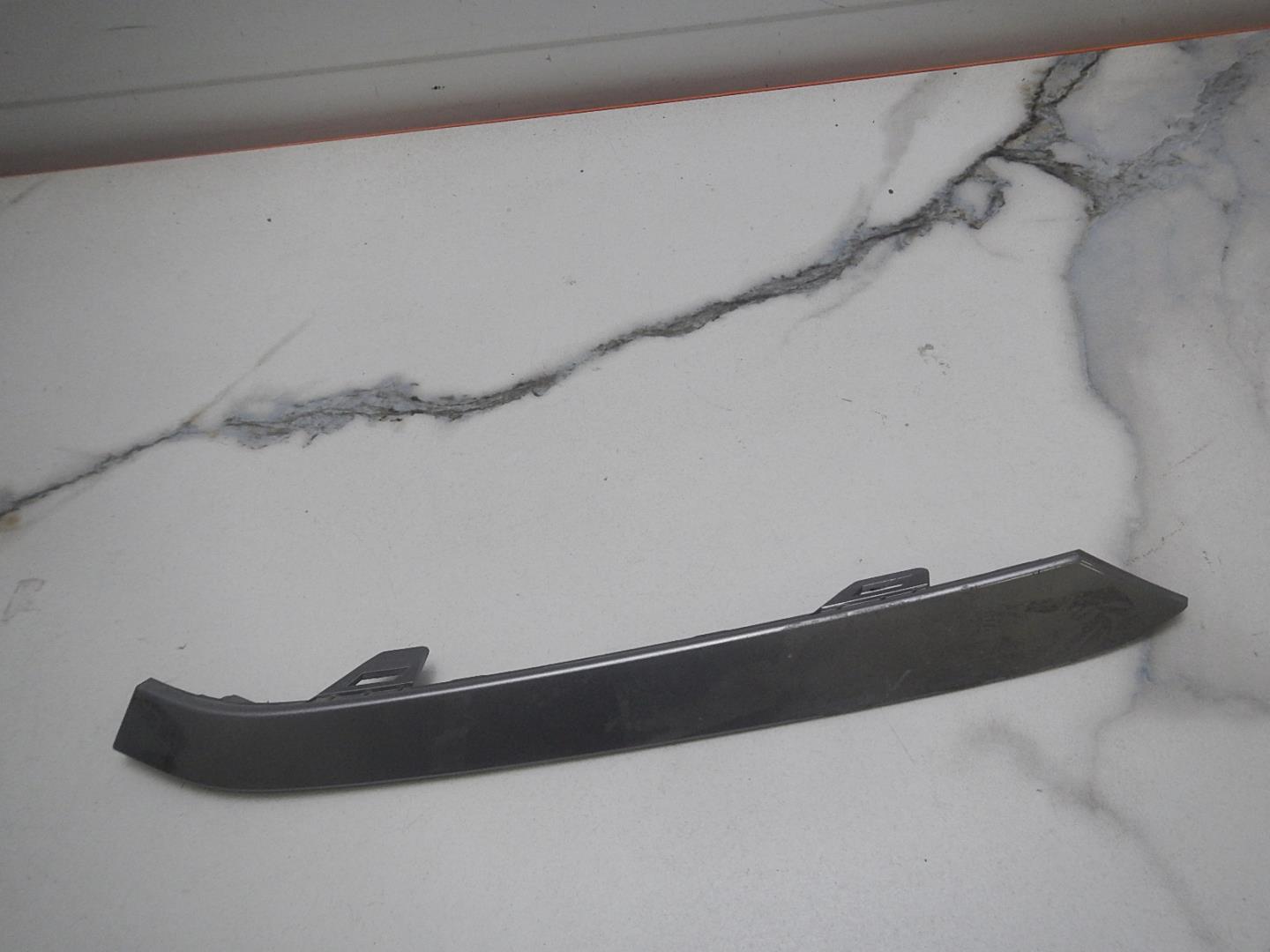 Молдинг переднего бампера левый