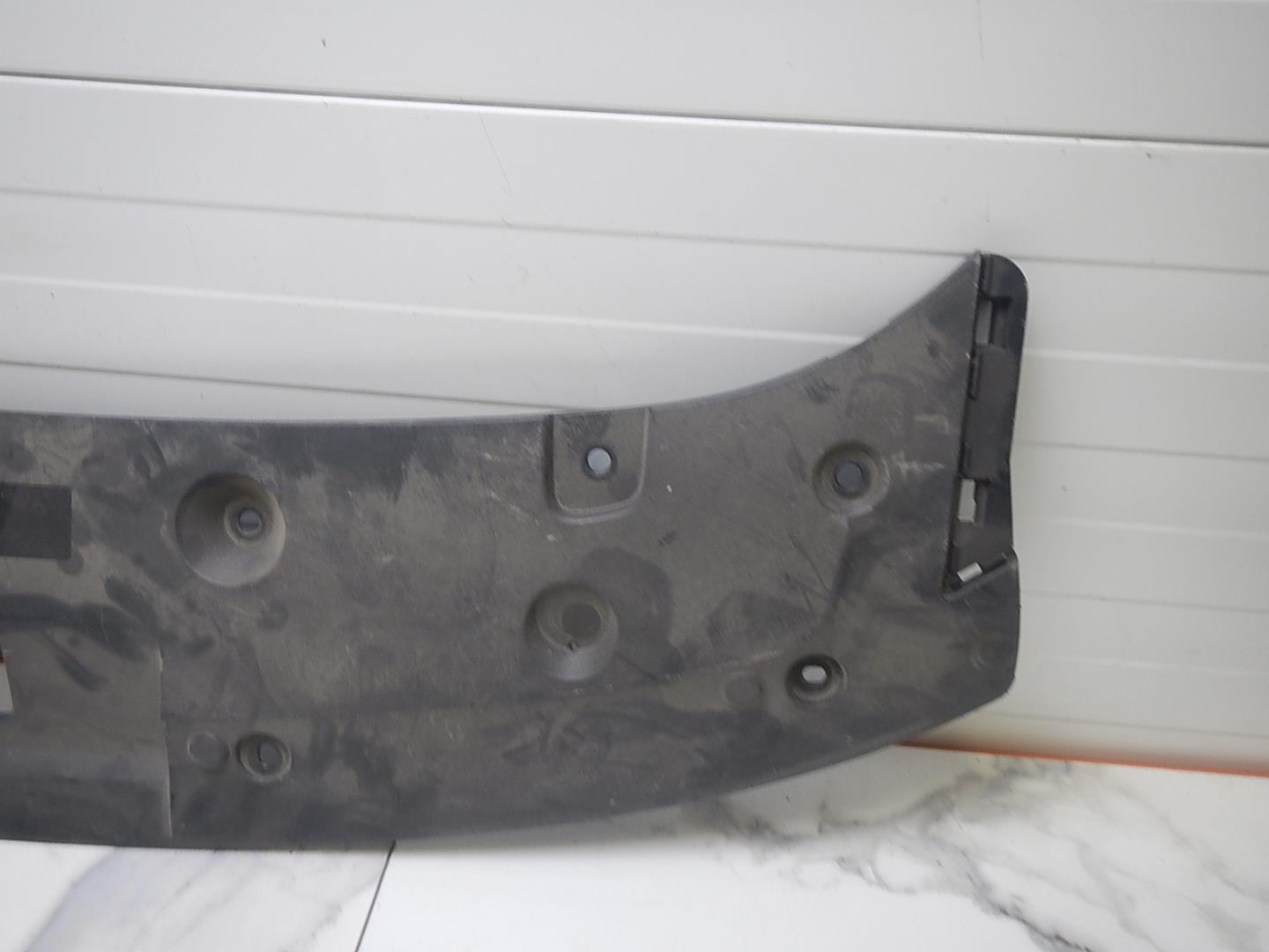 Кожух замка капота