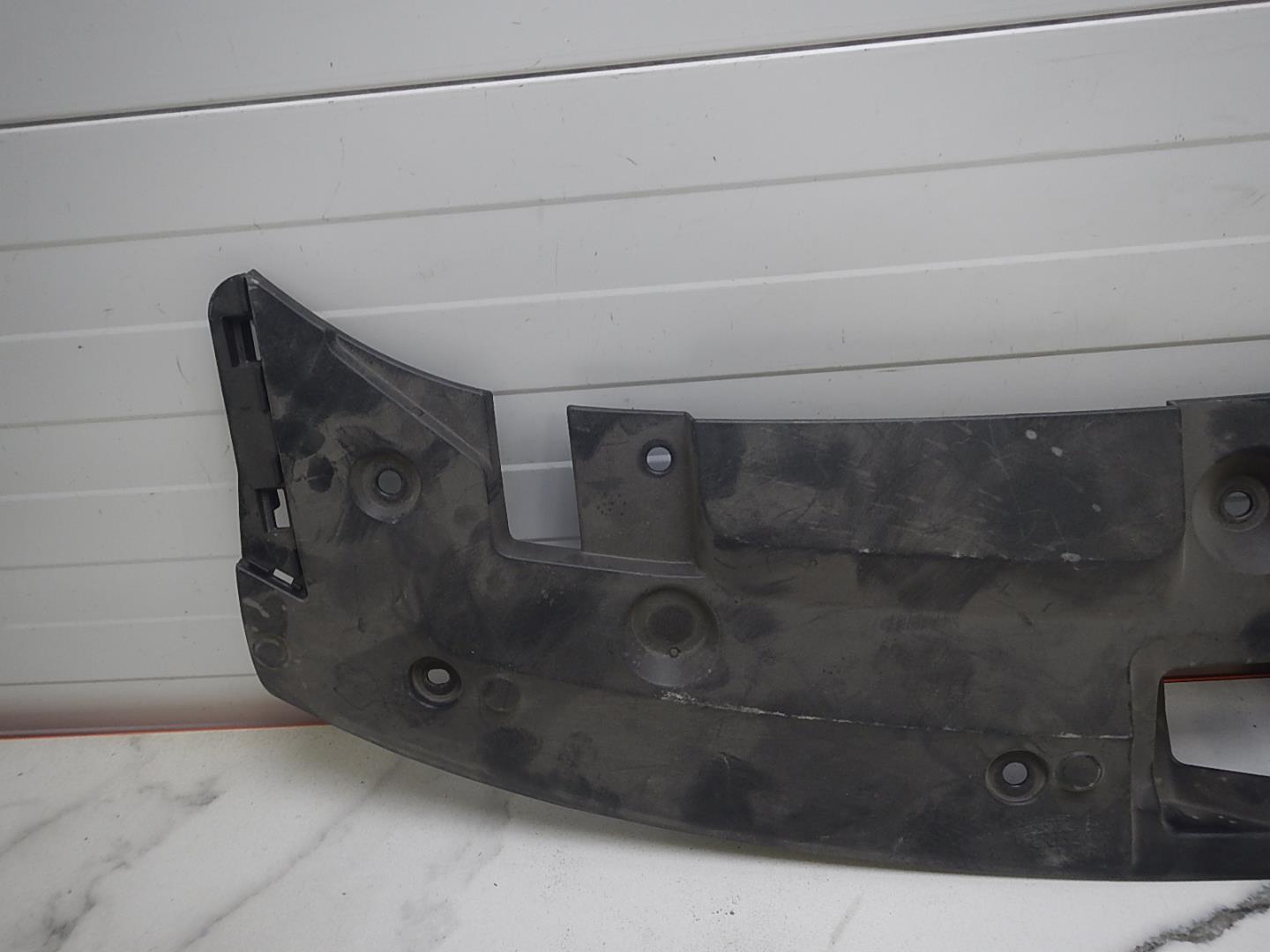 Кожух замка капота