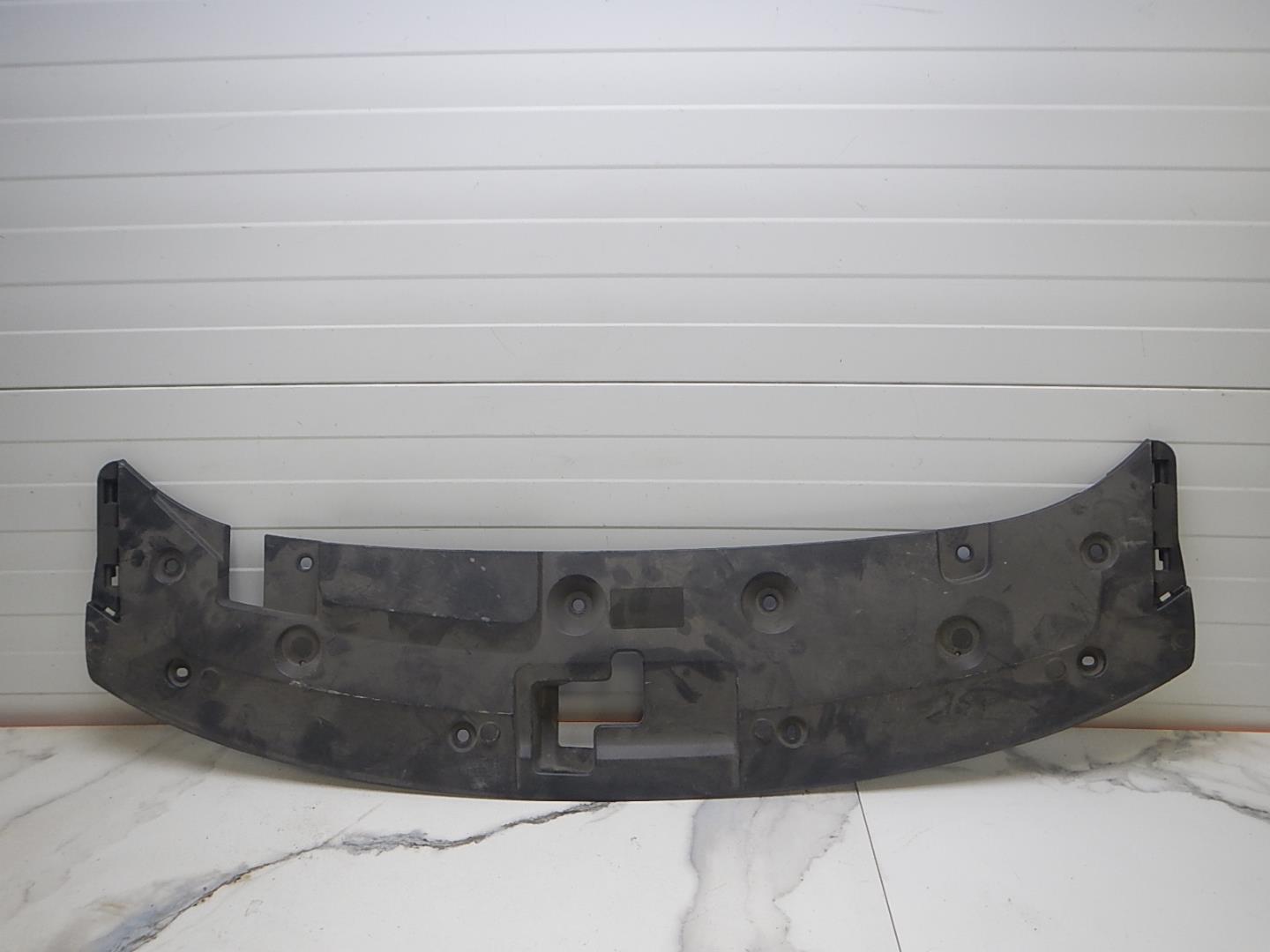 Кожух замка капота