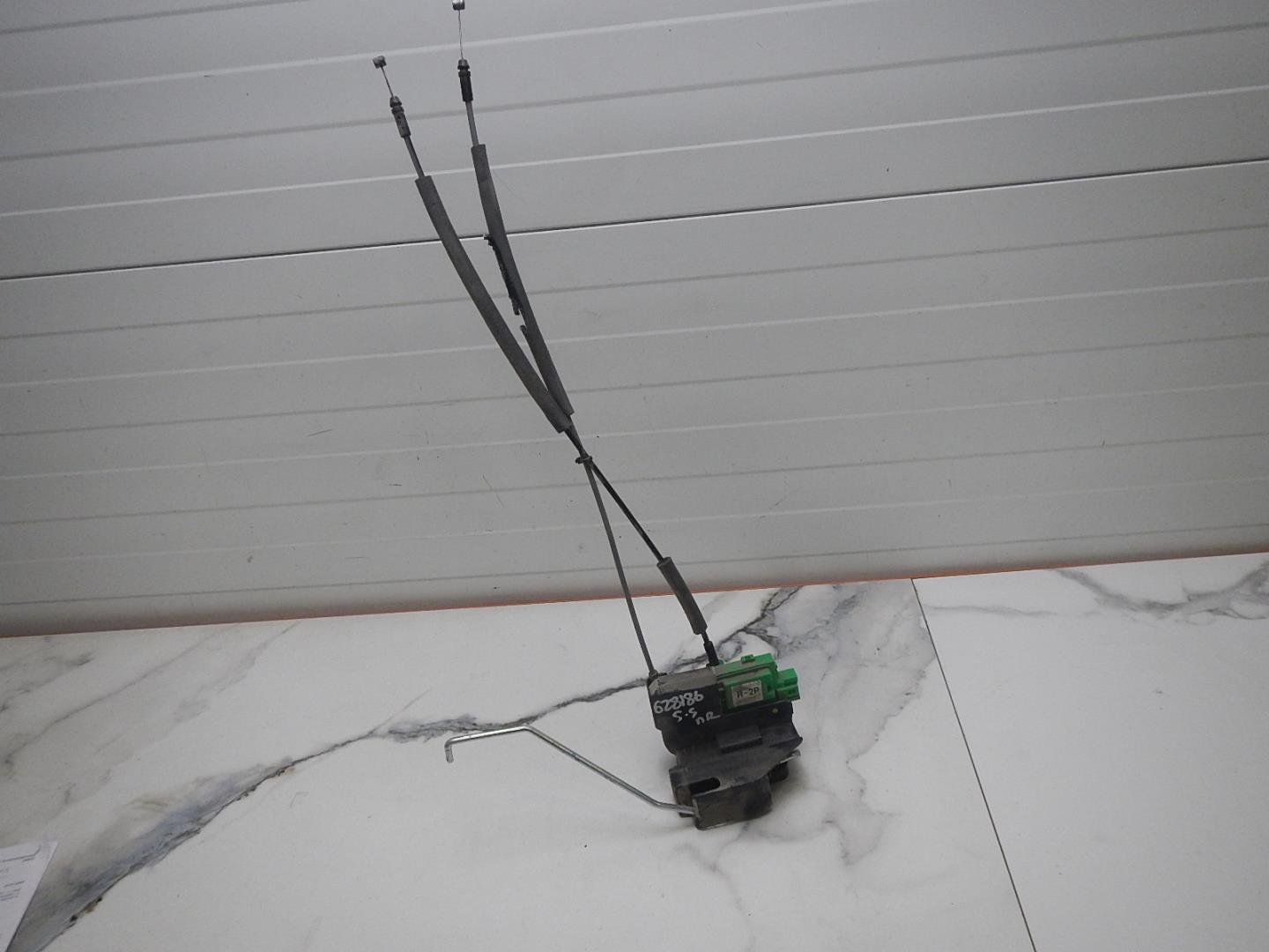 Замок двери передней правой