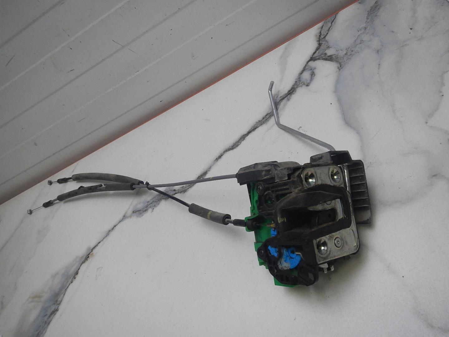 Замок двери передней правой