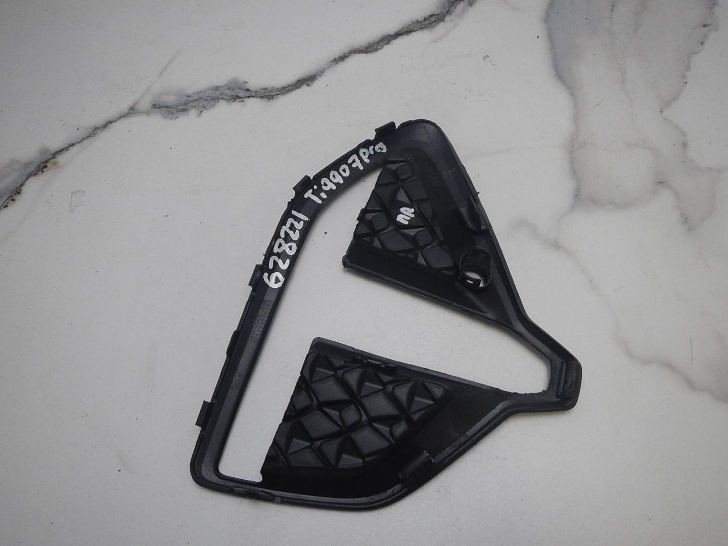 Рамка противотуманной фары правой