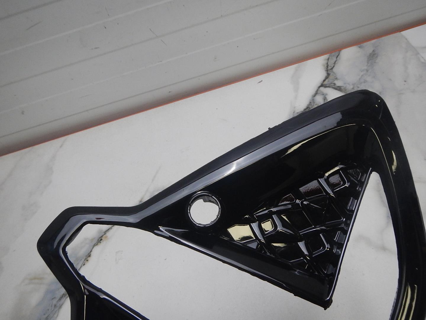 Рамка противотуманной фары правой