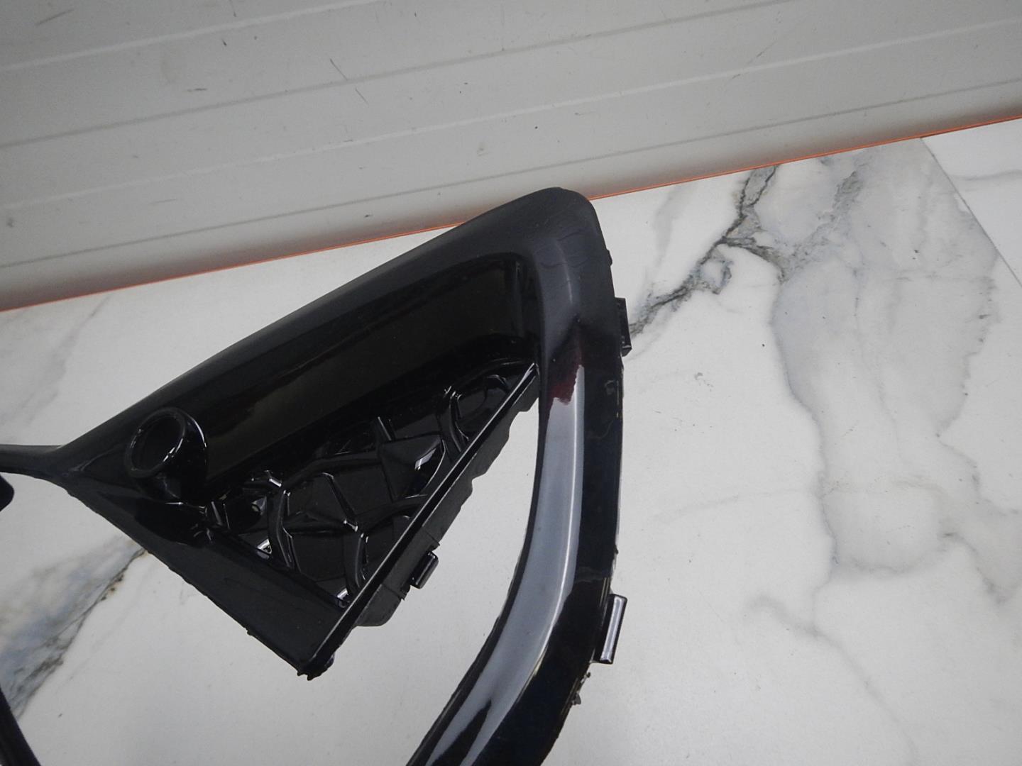 Рамка противотуманной фары правой