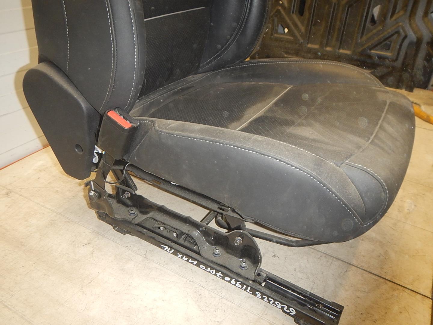 Сиденье переднее левое