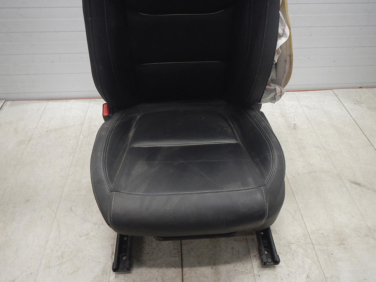 Сиденье переднее левое