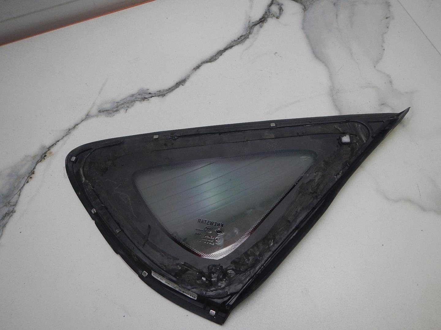 Стекло кузовное глухое левое