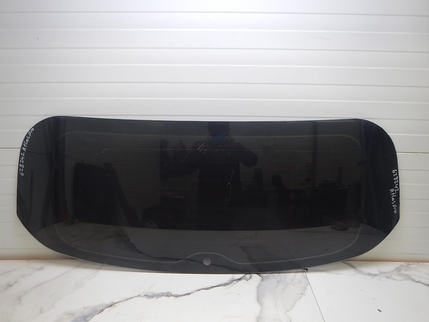 Стекло двери багажника