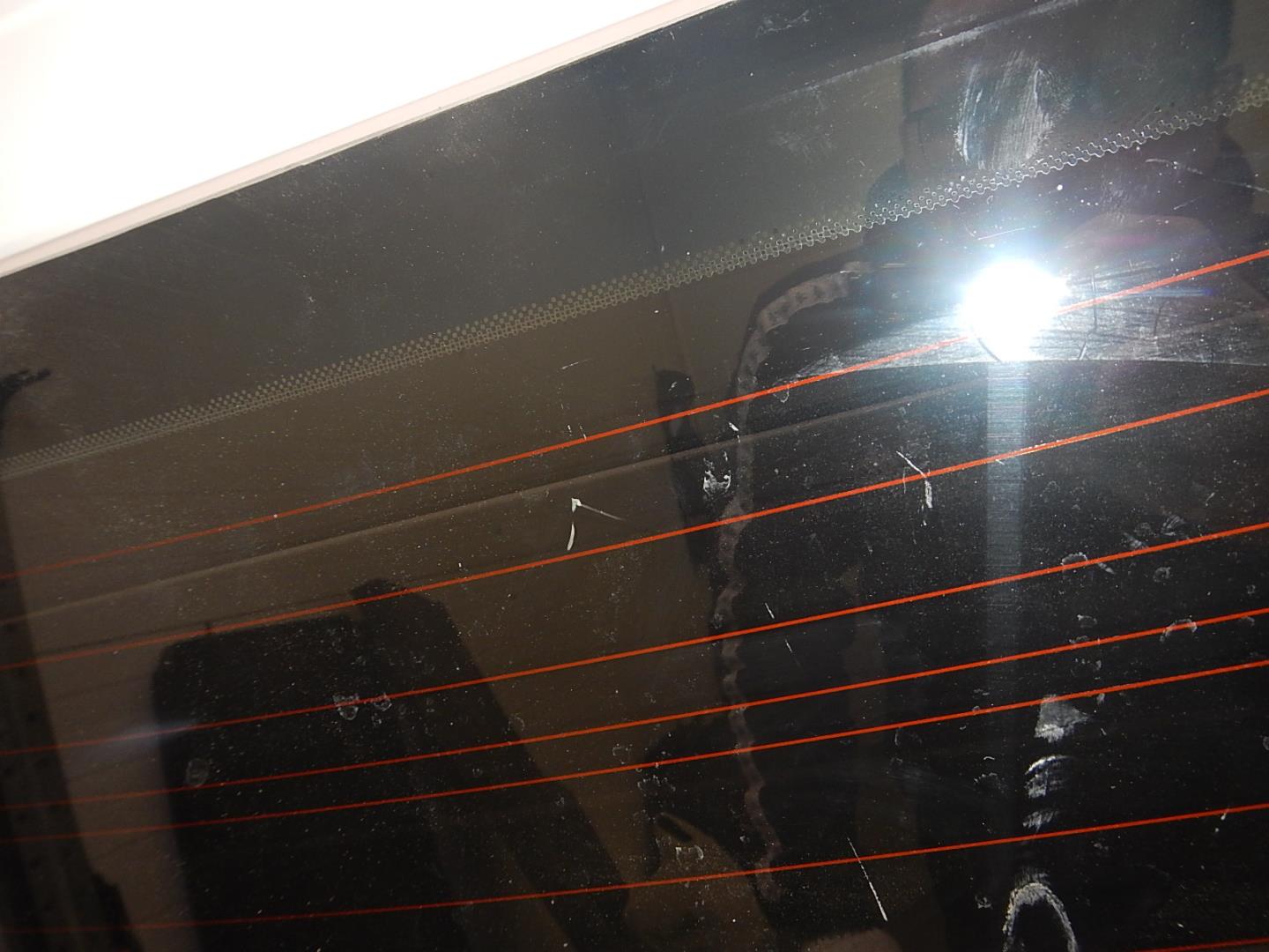 Стекло двери багажника