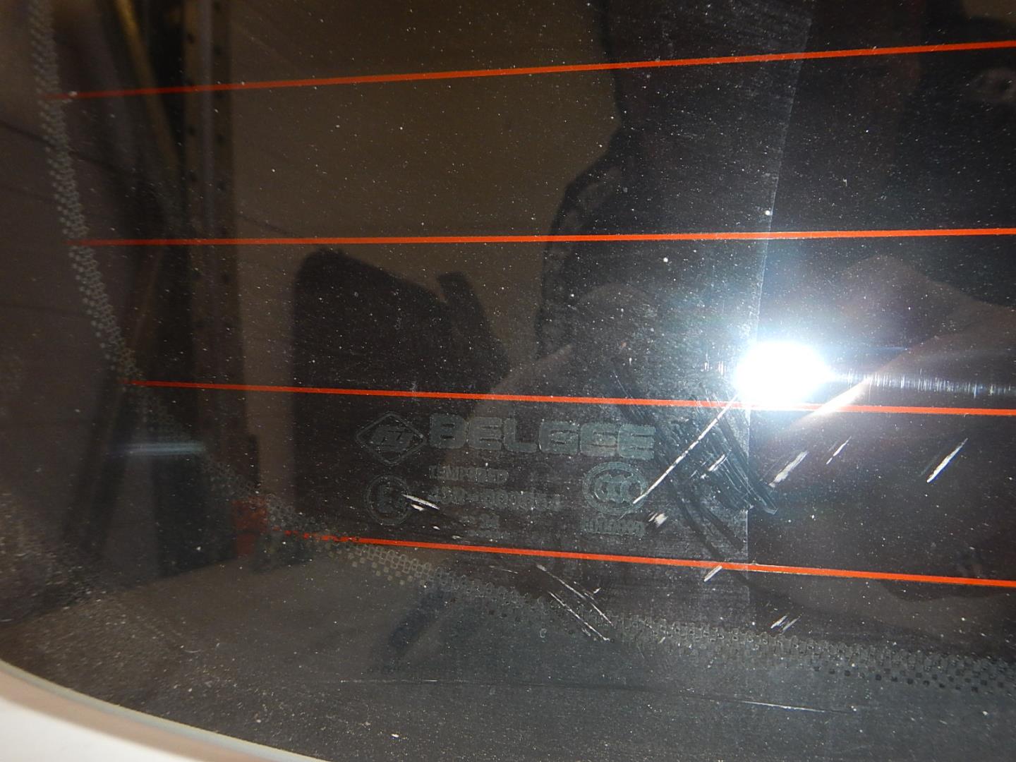 Стекло двери багажника