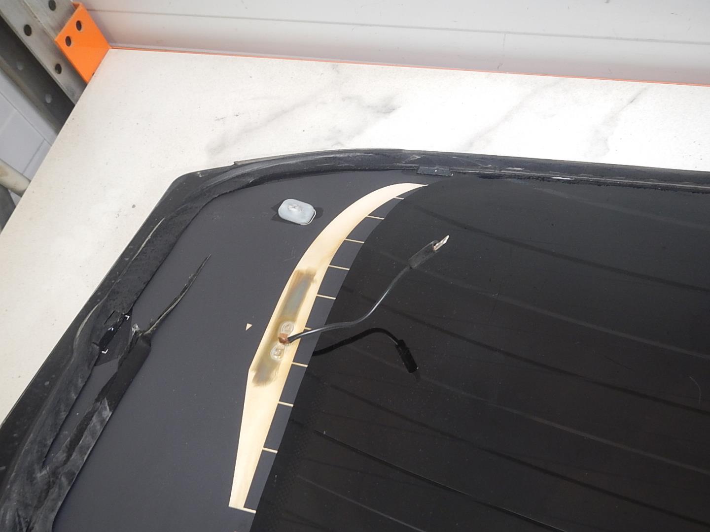 Стекло двери багажника