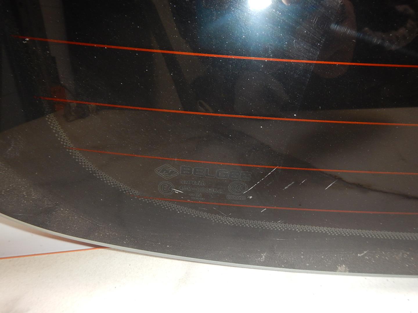 Стекло двери багажника