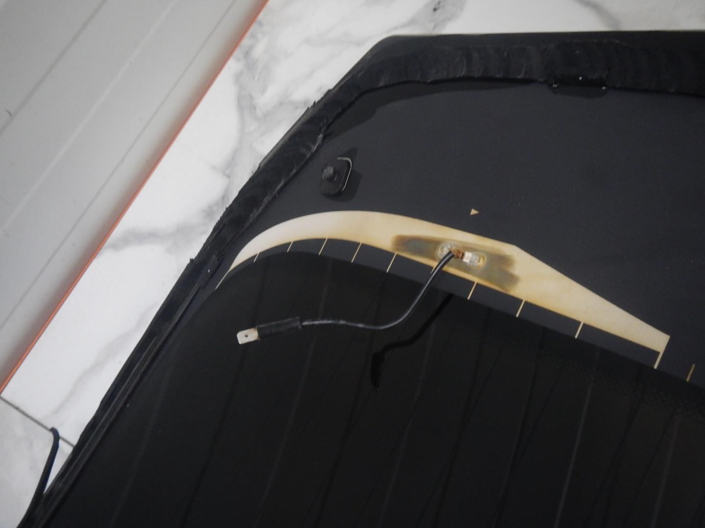 Стекло двери багажника