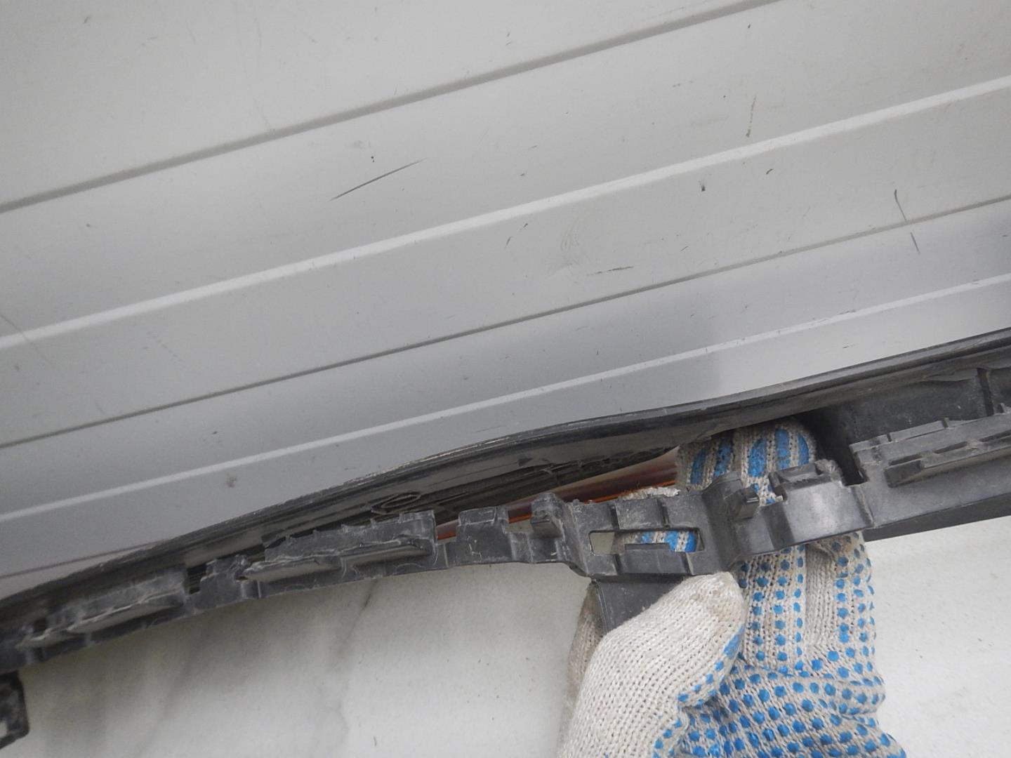 Кожух замка капота