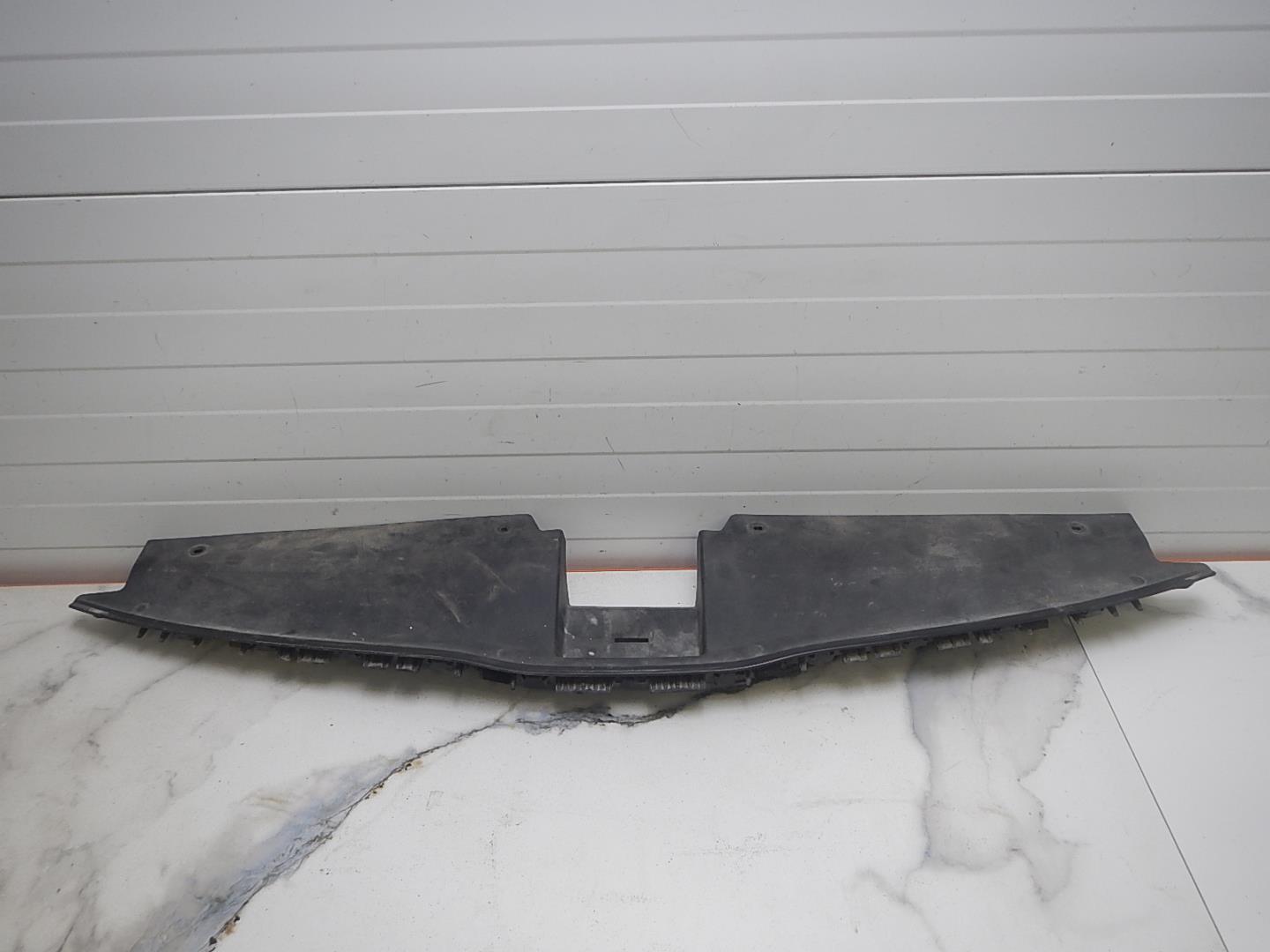 Кожух замка капота