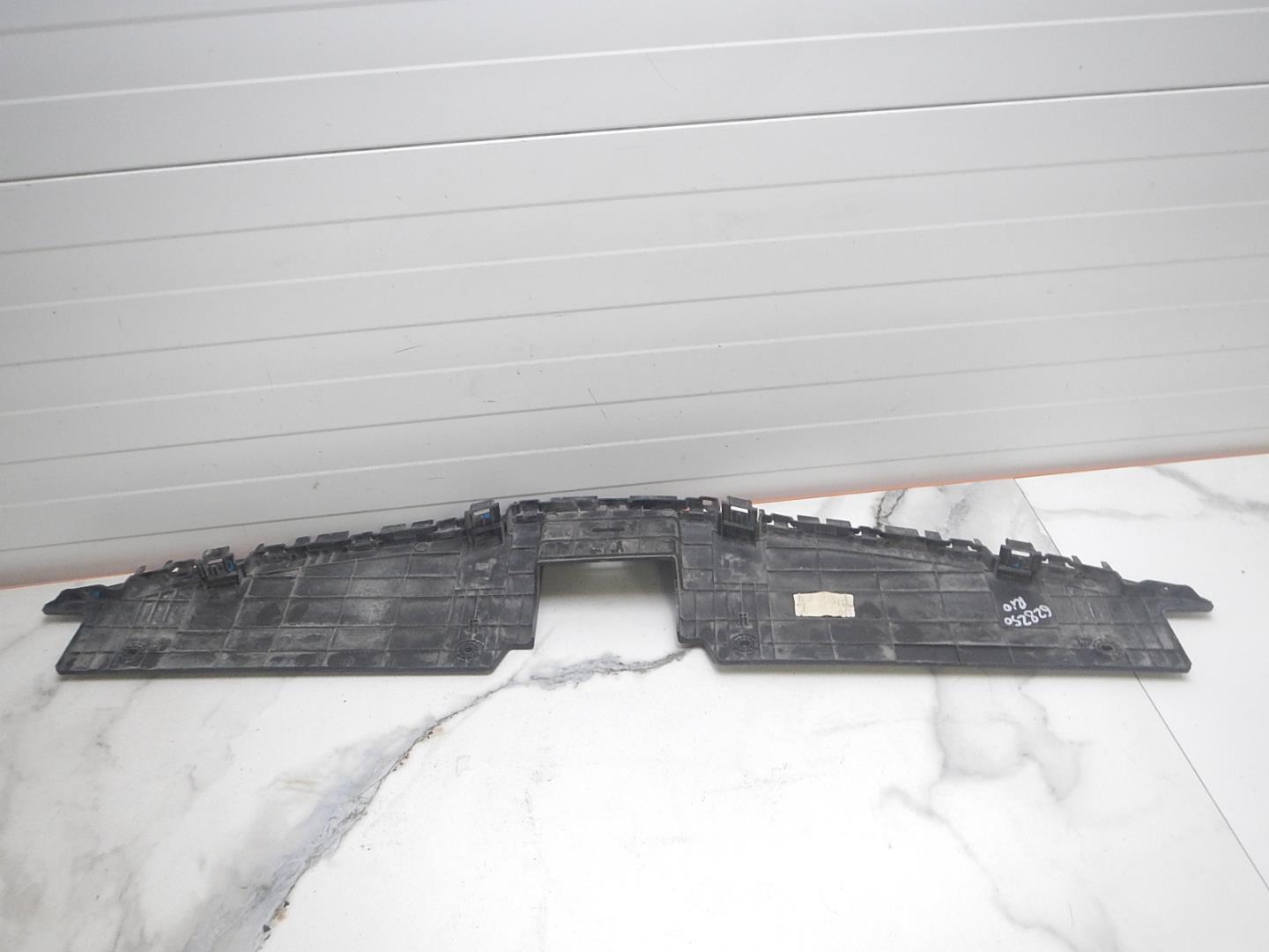 Кожух замка капота