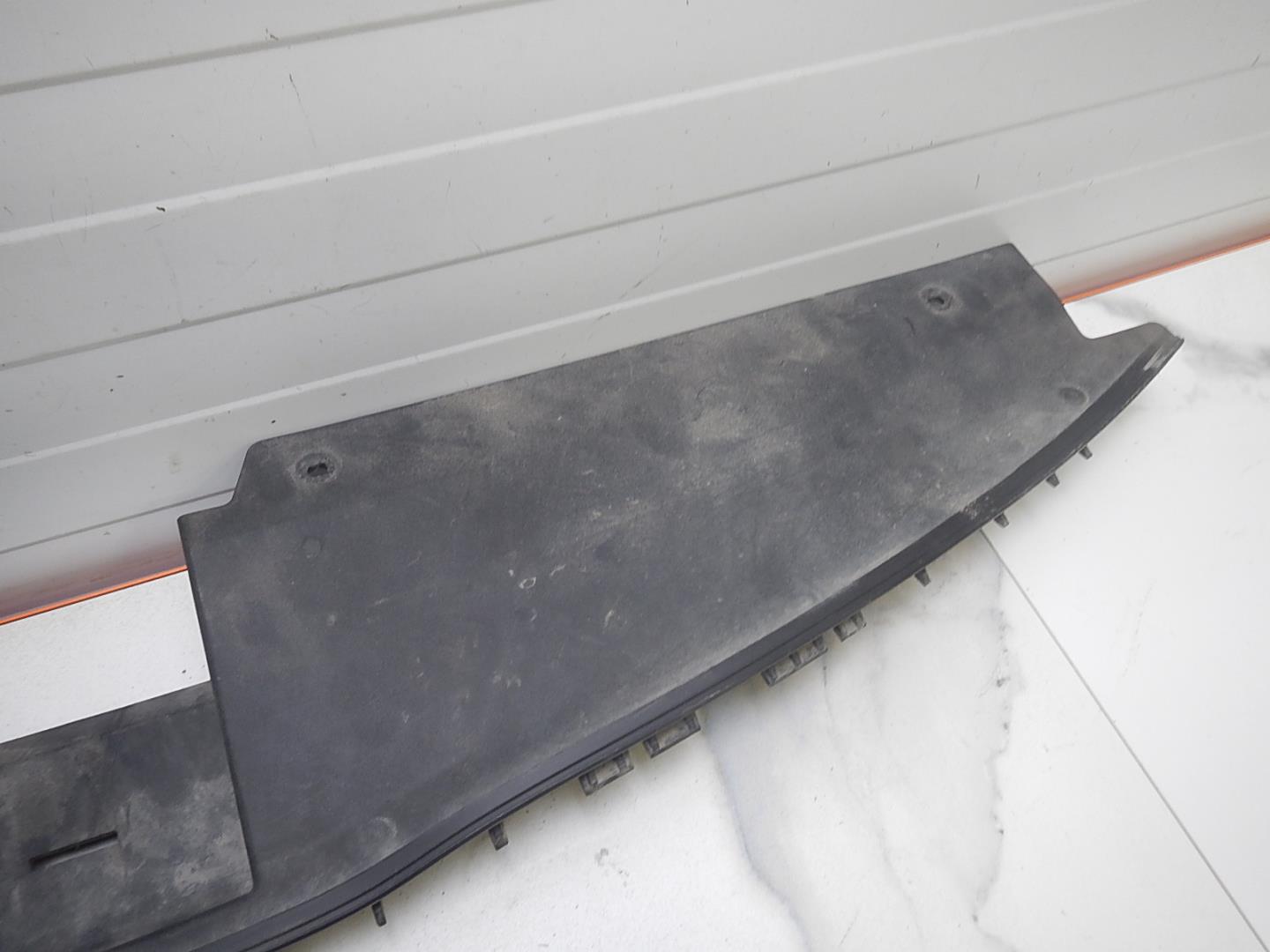 Кожух замка капота