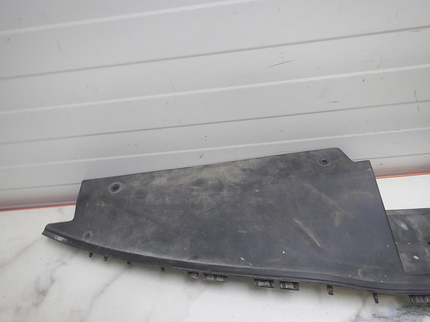 Кожух замка капота