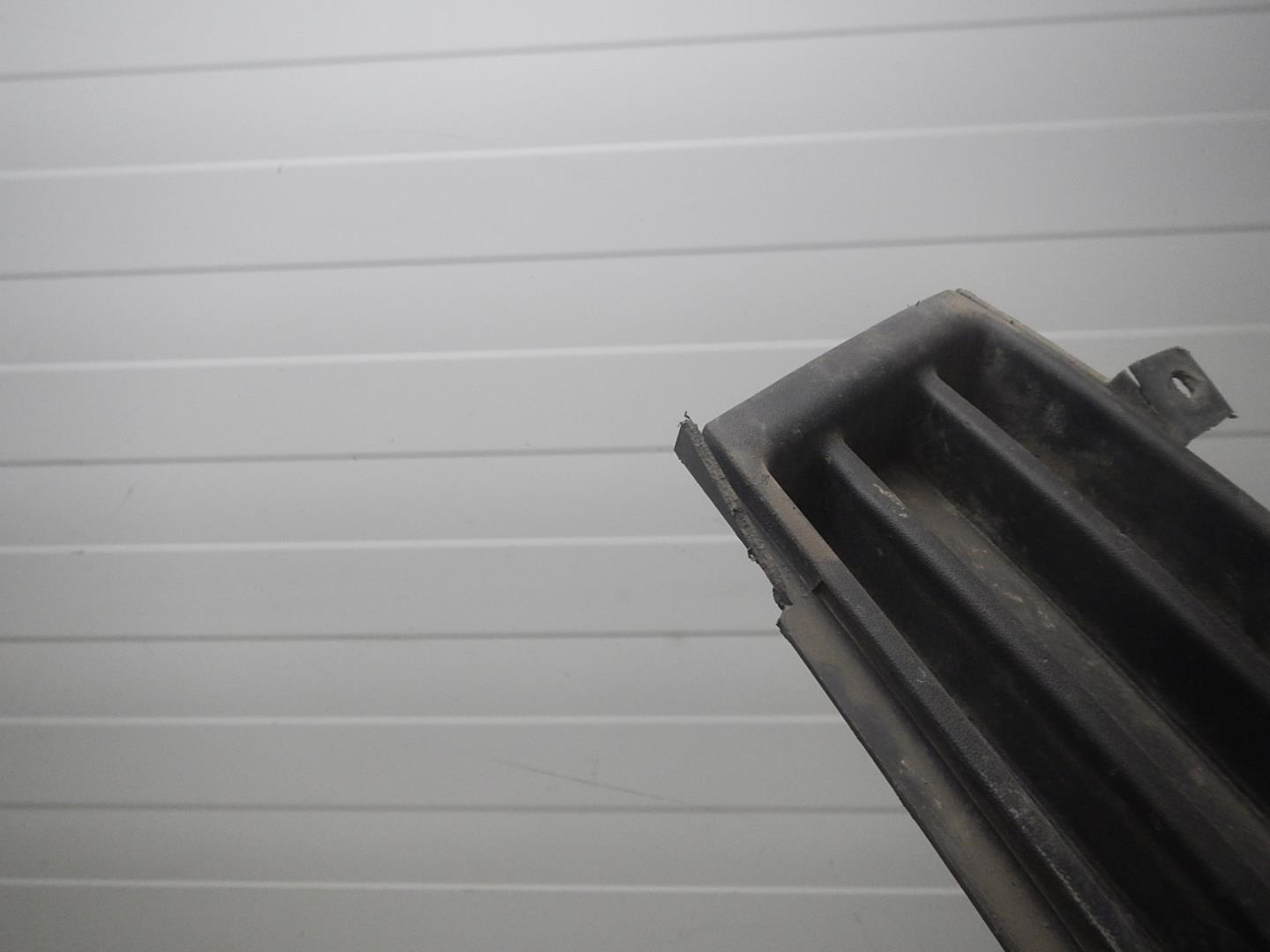 Решетка в бампер центральная