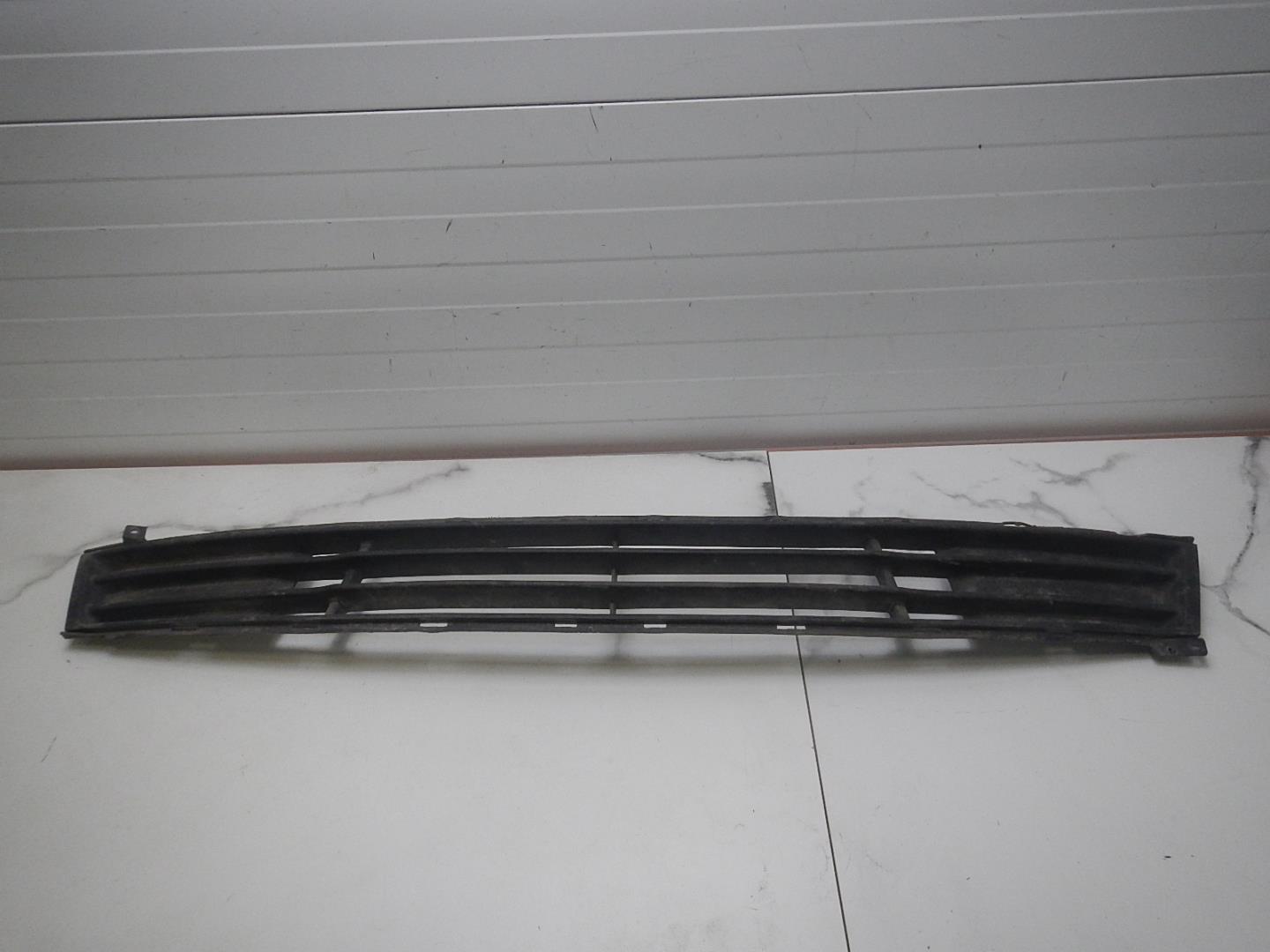 Решетка в бампер центральная