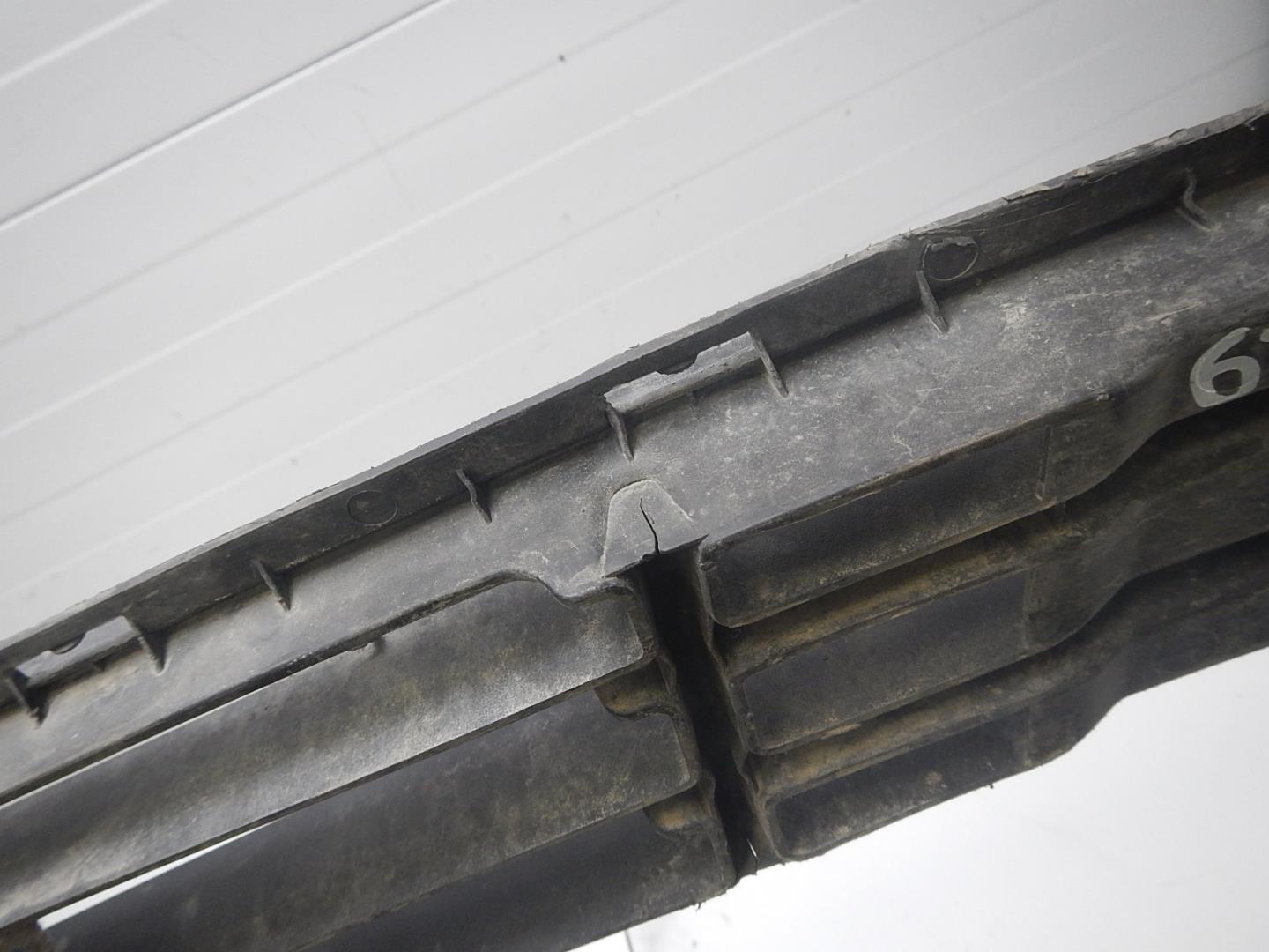 Решетка в бампер центральная