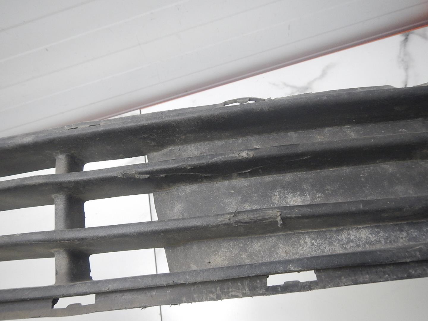 Решетка в бампер центральная