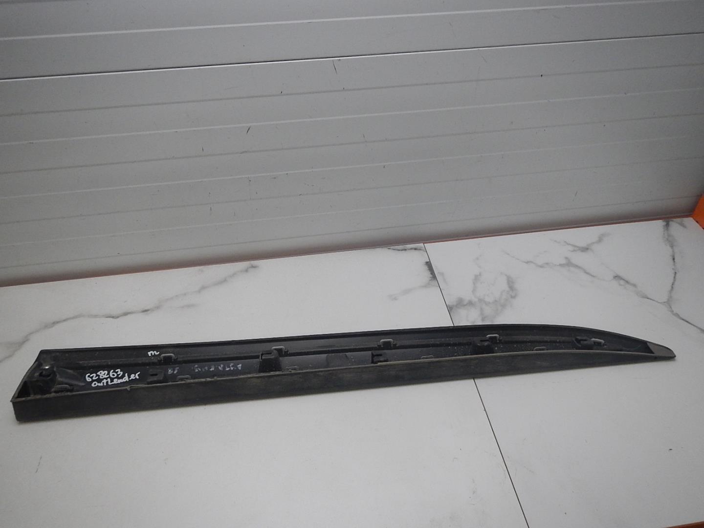 Молдинг передней левой двери