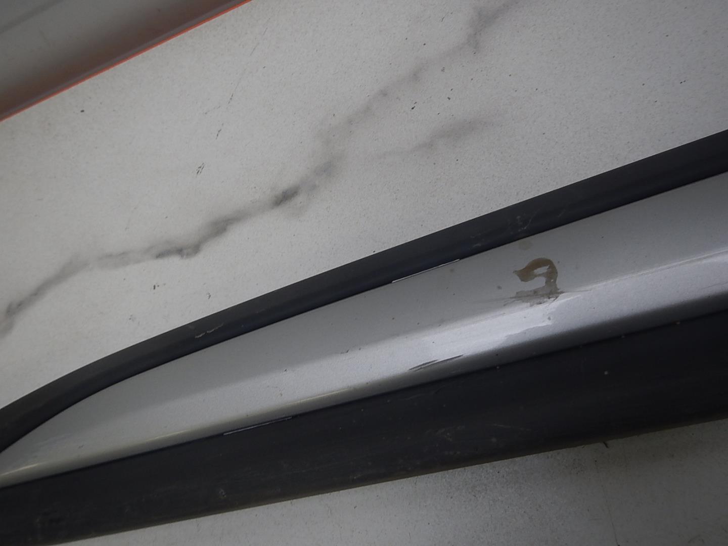 Молдинг передней левой двери